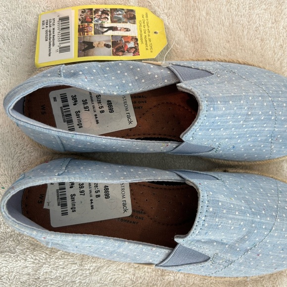 Tom’s women’s size 5 and one pair of 51/2 all are  like new or some are new - Picture 6 of 8